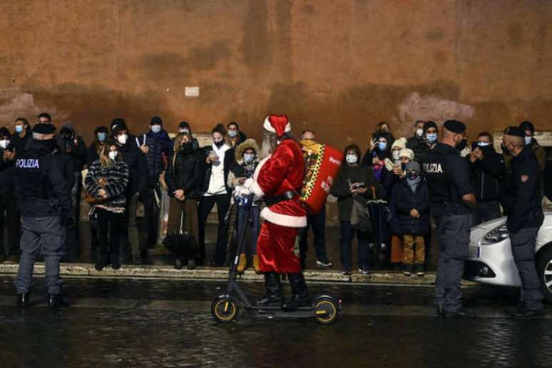 Homem vestido de Papai Noel em Roma (Foto de Arquivo)