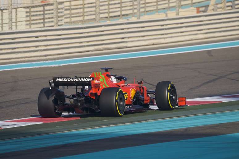 A Ferrari testou calotas na novas rodas maiores. Na foto, Leclerc usa pneus médios