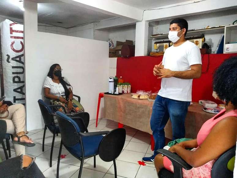 Eric Silva fala com moradores do bairro de Itapuã