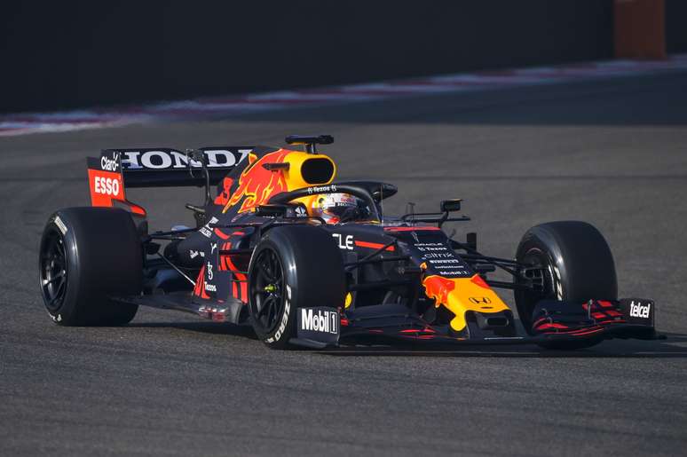 Verstappen testa os novos pneus com rodas aro 18"