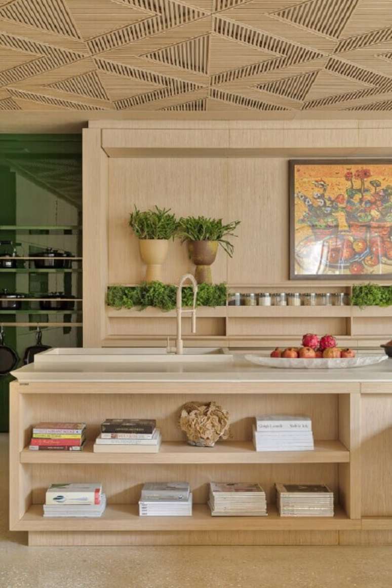 7. Cuba gourmet com torneira flexível dourada e armários planejados na cozinha – Projeto Roberto Migotto