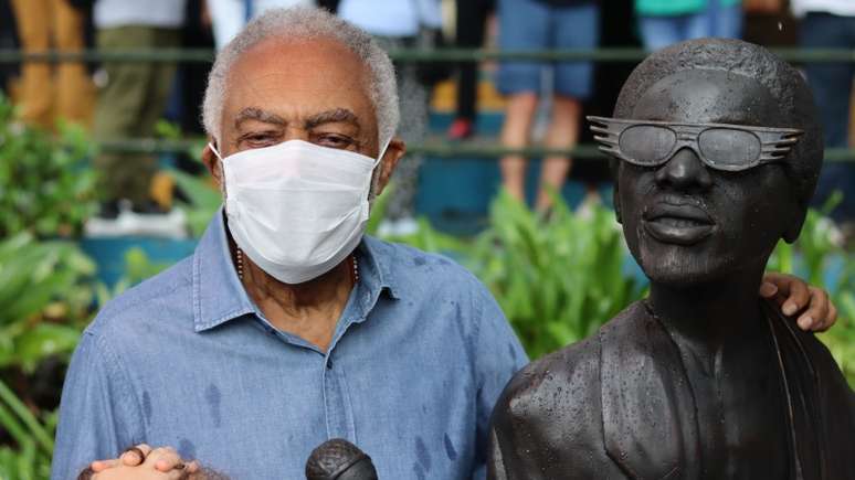 Gilberto Gil abraça estátua de Itamar Assumpção em São Paulo