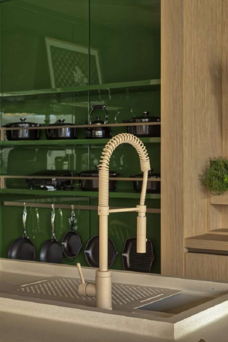 16. Torneira flexível bege para cozinha moderna e minimalista – Foto Roberto Migotto