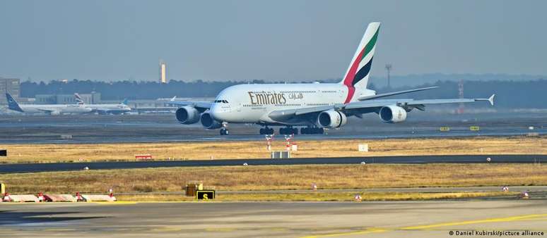 Após comprar mais de uma centena de aviões A380, Emirates Airlines recebe o último exemplar do modelo