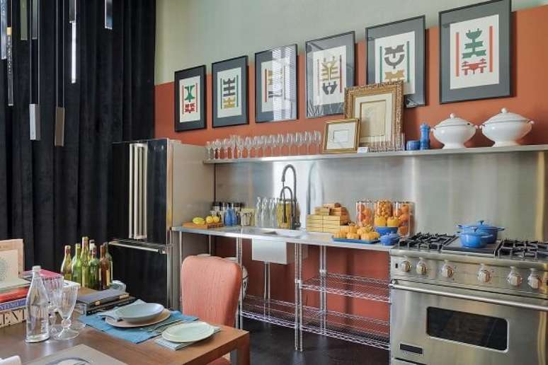 12. Cozinha industrial com torneira flex&iacute;vel gourmet &ndash; Foto Michel Safatle