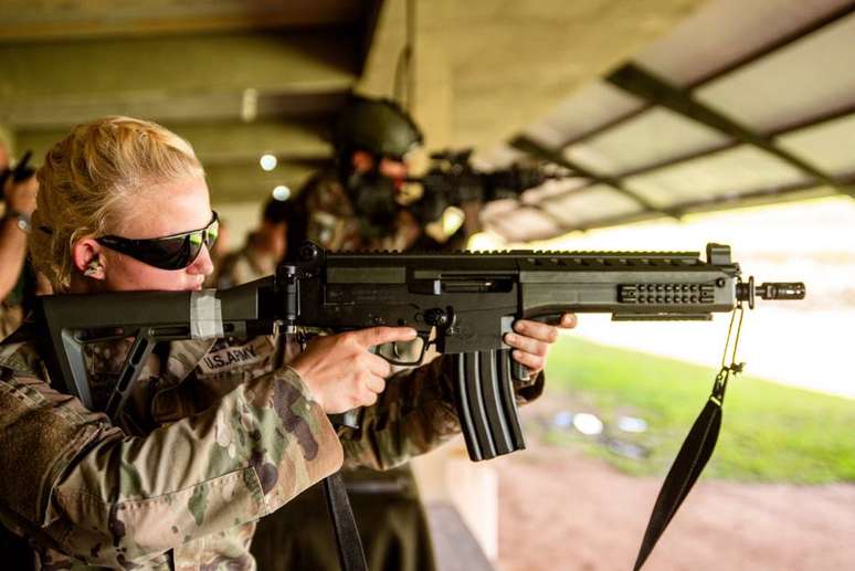Soldado americano atira com fuzil do ex&eacute;rcito brasileiro.