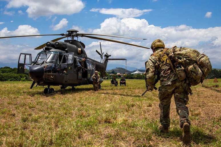 A opera&ccedil;&atilde;o envolveu transporte de tropas com helic&oacute;pteros.&nbsp;