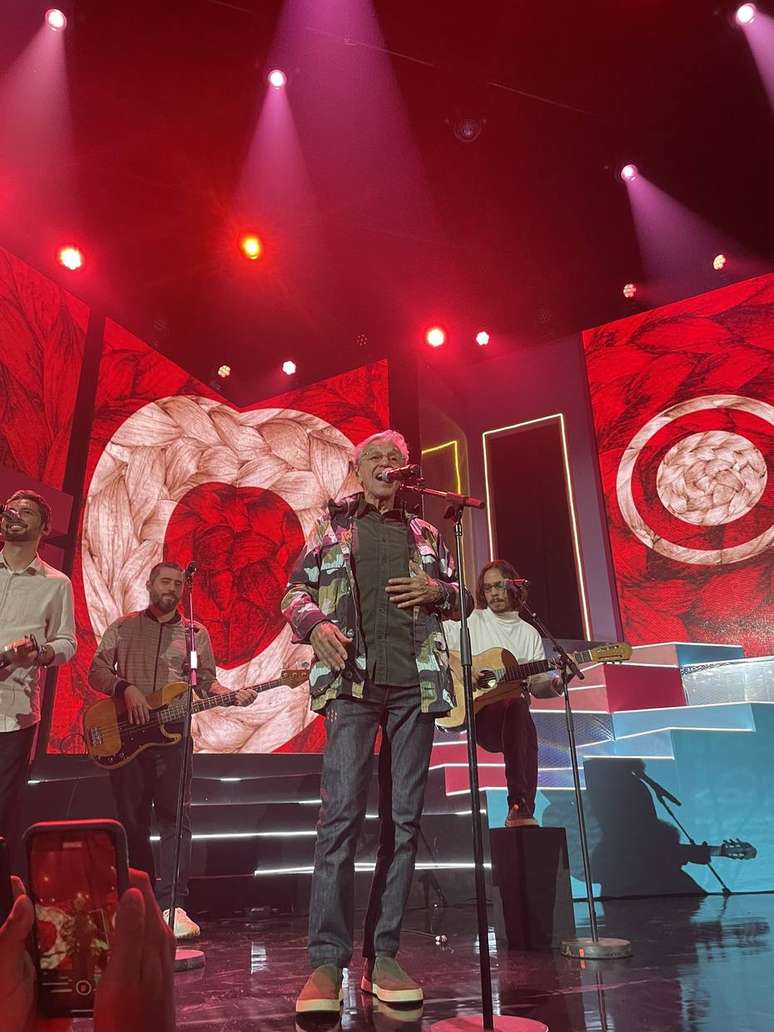 Caetano Veloso se apresentou na premiação com canção do novo disco 'Meu Coco'.