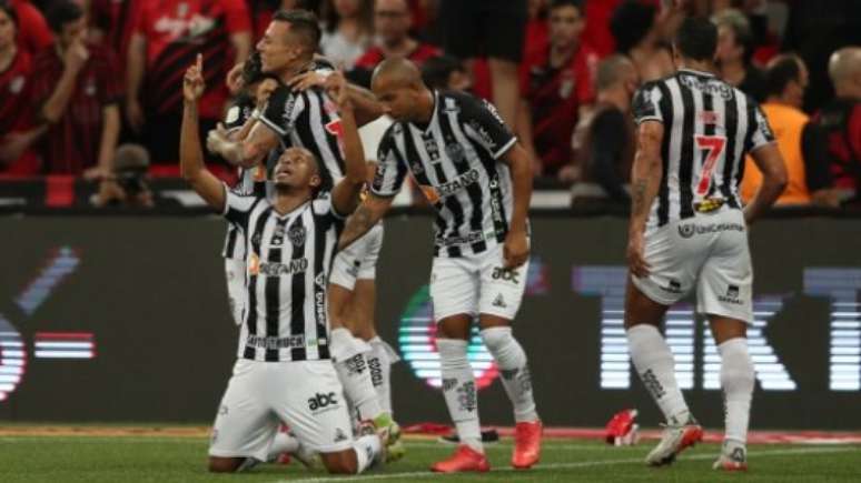 Jogadores do Atlético-MG comemoram o gol de Keno, o primeiro na vitória sobre o Furacão (Foto: Divulgação / Atlético-MG)