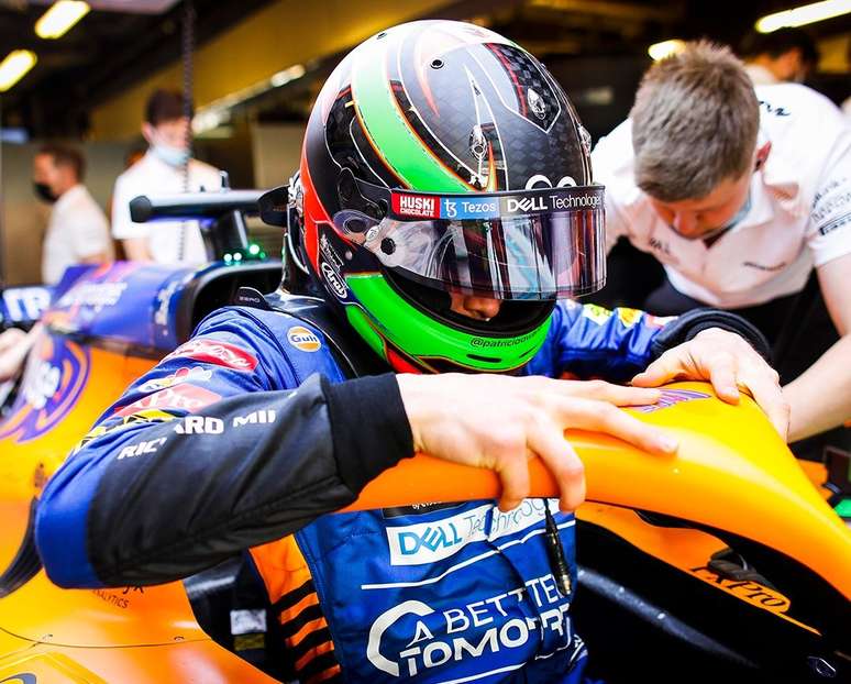 Pato O'Ward se aperta no cockpit do MCL32 