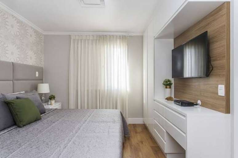 24. Quarto com cortina branca e m&oacute;veis planejados modernos &ndash; Foto Spaze Arquitetura e Interiores