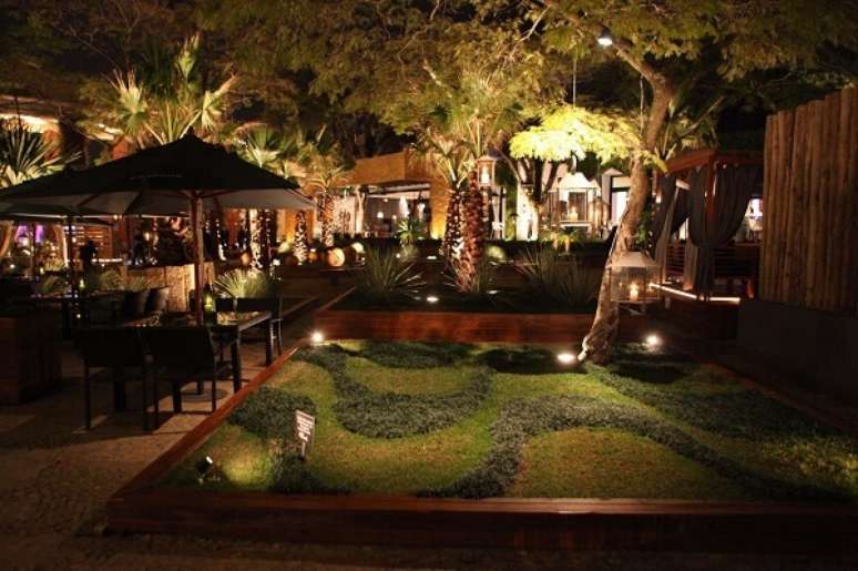 4. Decora&ccedil;&atilde;o de jardim colonial iluminado com diferentes tipos de lumin&aacute;ria &ndash; Foto Revista VD