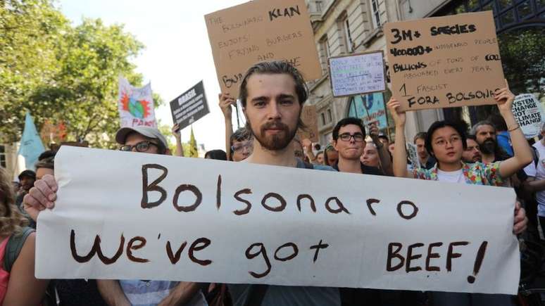 Protesto em defesa da Amazônia e contra as mudanças climáticas na embaixada brasileira em Londres em 2019. A expressão 'we got beef' no cartaz é um trocadilho, pois em inglês também significa ter um problema com alguém