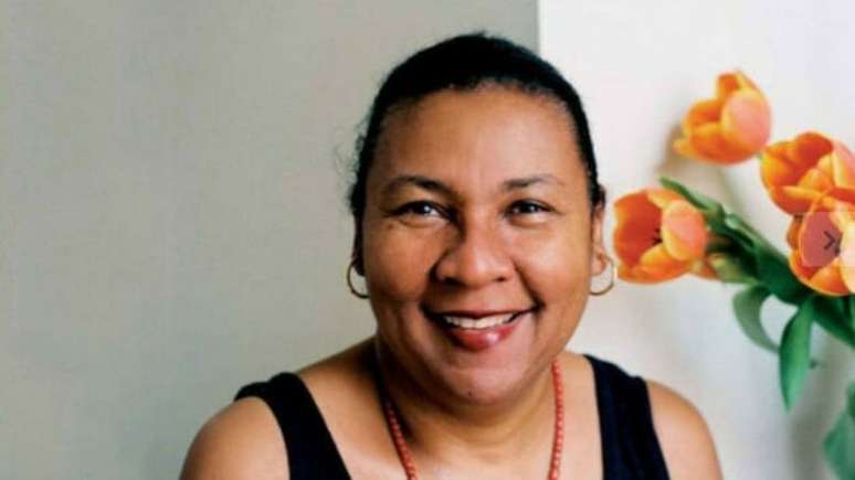 Imagem da escritora bell hooks.