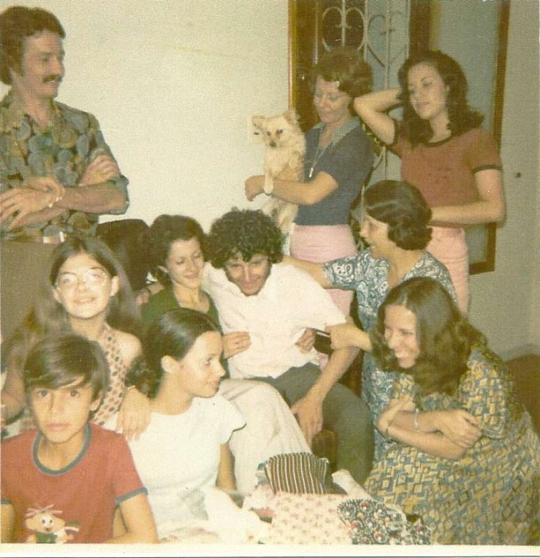 Alexandre (ao centro, de branco) e a família no Natal de 1972 em Sorocaba: 'Éramos felizes e não sabíamos'