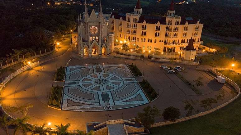 A basílica dos Arautos do Evangelho, em Embu das Artes (SP), foi construída em estilo gótico