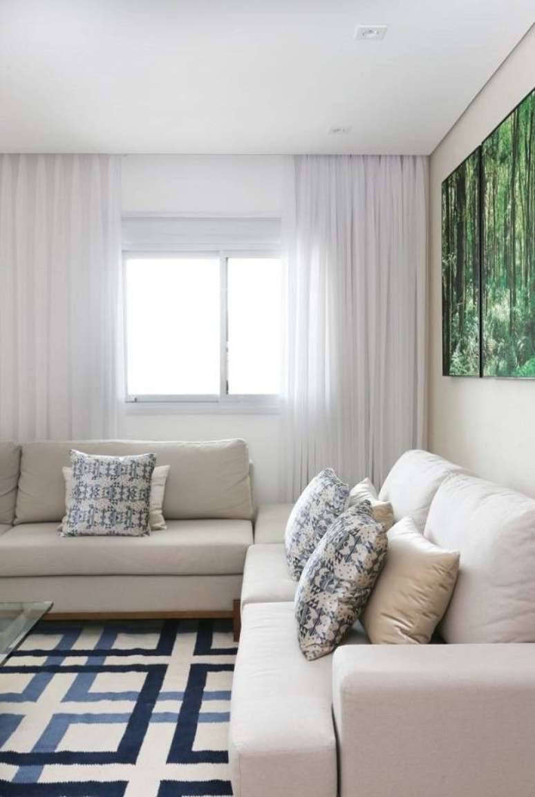 39. Sala confortável com cortina branca e móveis claros – Foto SP Estudio
