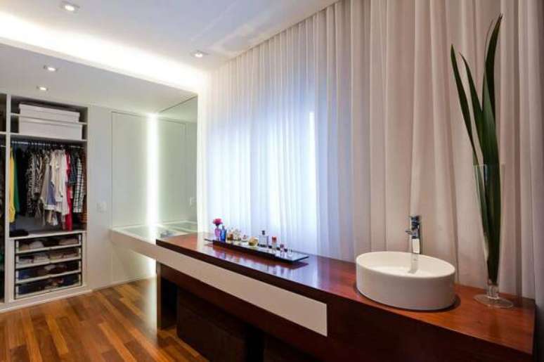 58. Closet moderno com cortina branca &ndash; Foto Marcia Varalla