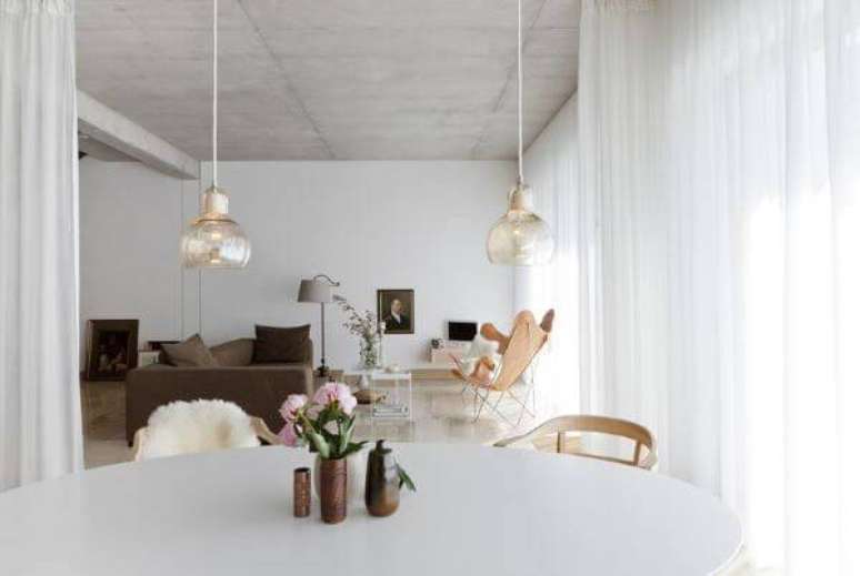 8. Sala clean com poltrona butterfly caramelo – Foto Studio Oink