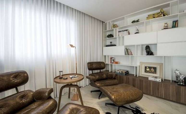 12. Cortina branca para sala de estar aconchegante com poltronas de couro – Foto Espaço do traço arquitetura