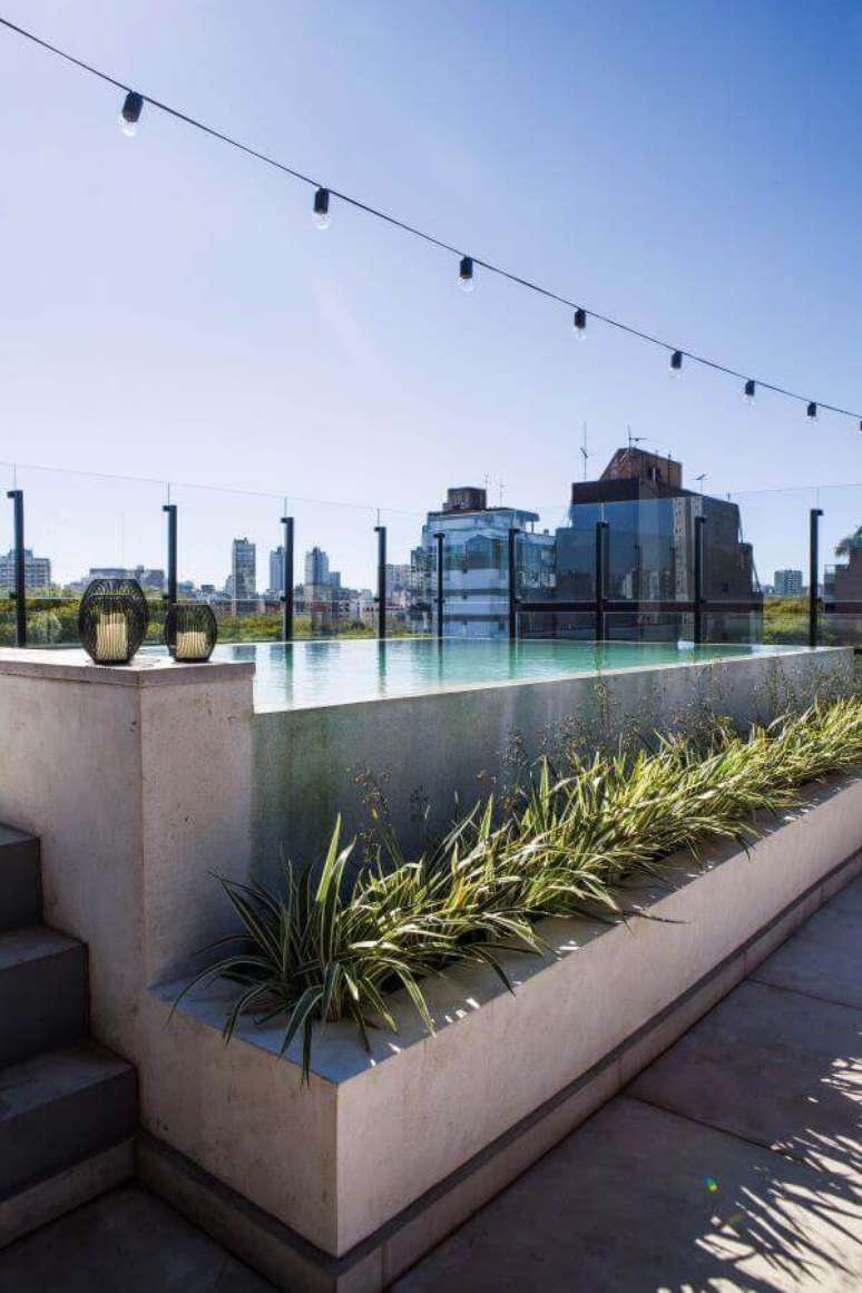 8. Piscinas modernas decoradas com plantas e lumin&aacute;ria de jardim &ndash; Foto New Glass Design