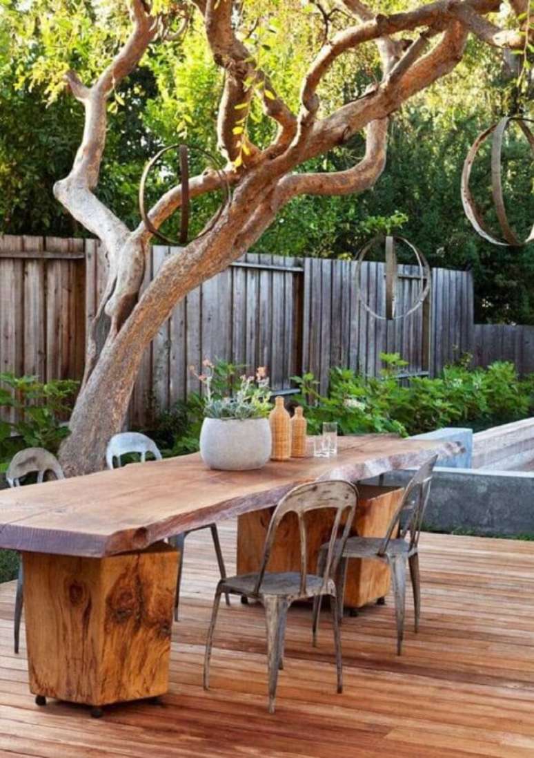 62. Mesa de jardim de madeira rustica com luminária de jardim na árvore – Foto Pinterest