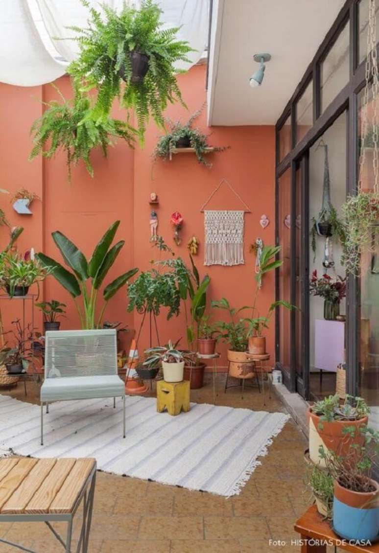 45. Jardim iluminado com spots no teto &ndash; Foto Historias de Casa
