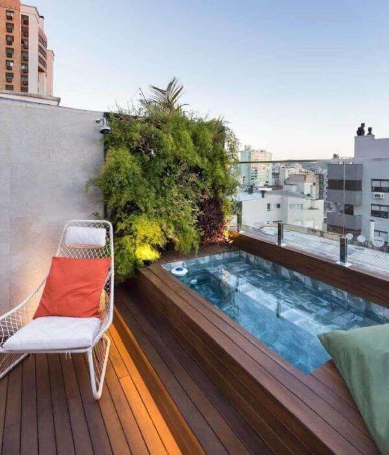 69. Piscina elevada com jardim vertical e lumin&aacute;ria de jardim &ndash; Foto Guilherme Barbosa