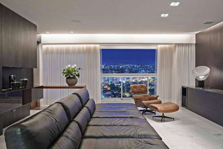 38. Sala com cortina branca e sof&aacute; preto &ndash; Foto Jaqueline Frauches