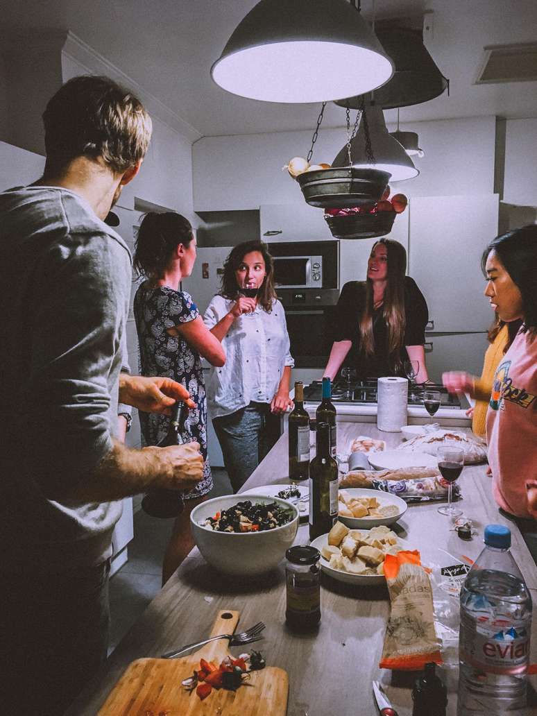 Amigos ao redor de uma mesa