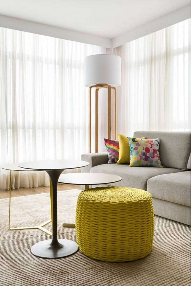 11. Cortina branca na decora&ccedil;&atilde;o da sala colorida &ndash; Foto KTA Arquitetura