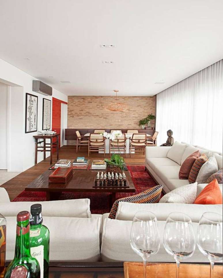 46. Sala de estar com cortina branca e m&oacute;veis neutros &ndash; Foto Korman Arquitetos