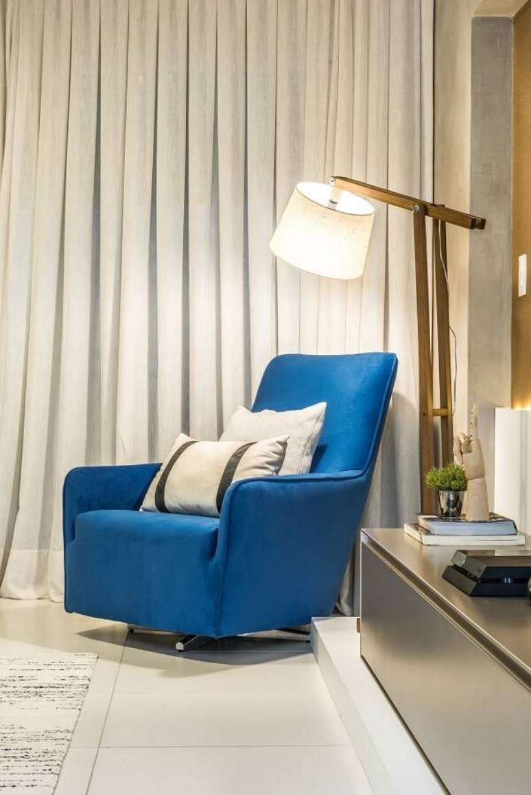 42. Sala de estar azul com cortina branca moderna – Foto Daniela Dantaas