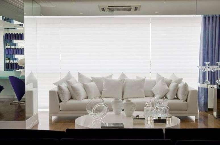 15. Cortina branca persiana na sala de estar – Foto Brunete Fraccaroli