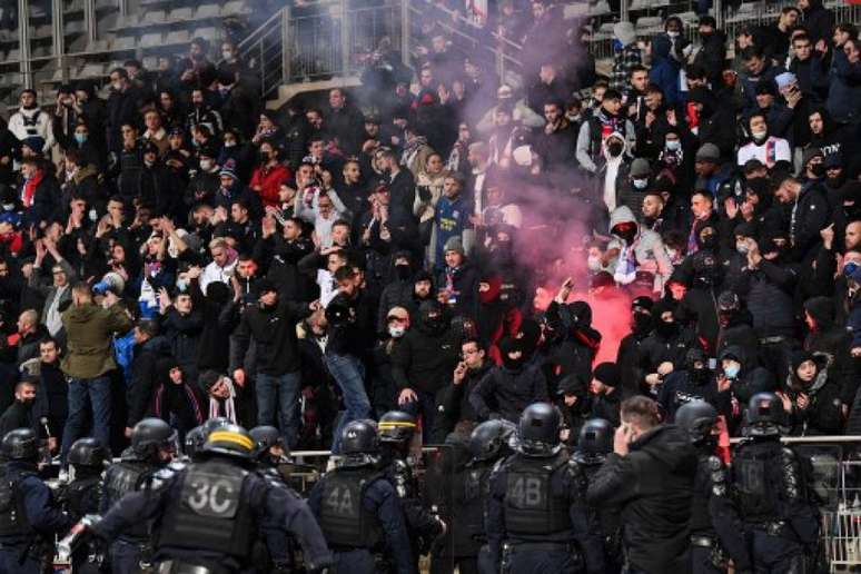 Torcedores causaram confusão em partida na França (Foto: BERTRAND GUAY / AFP)