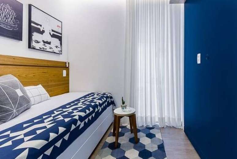 20. Quarto com cortina branca e decora&ccedil;&atilde;o azul &ndash; Foto Duda Senna