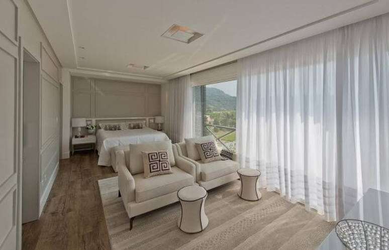 34. Quarto neutro com cortina branca &ndash; Foto Espa&ccedil;o do Tra&ccedil;o Arquitetura