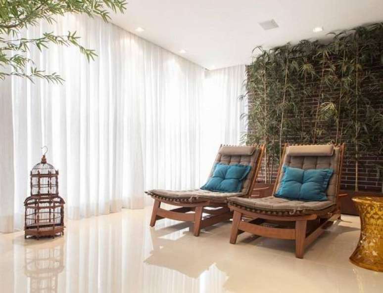 57. Varanda com cortina branca na janela &ndash; Foto Deborah Basso