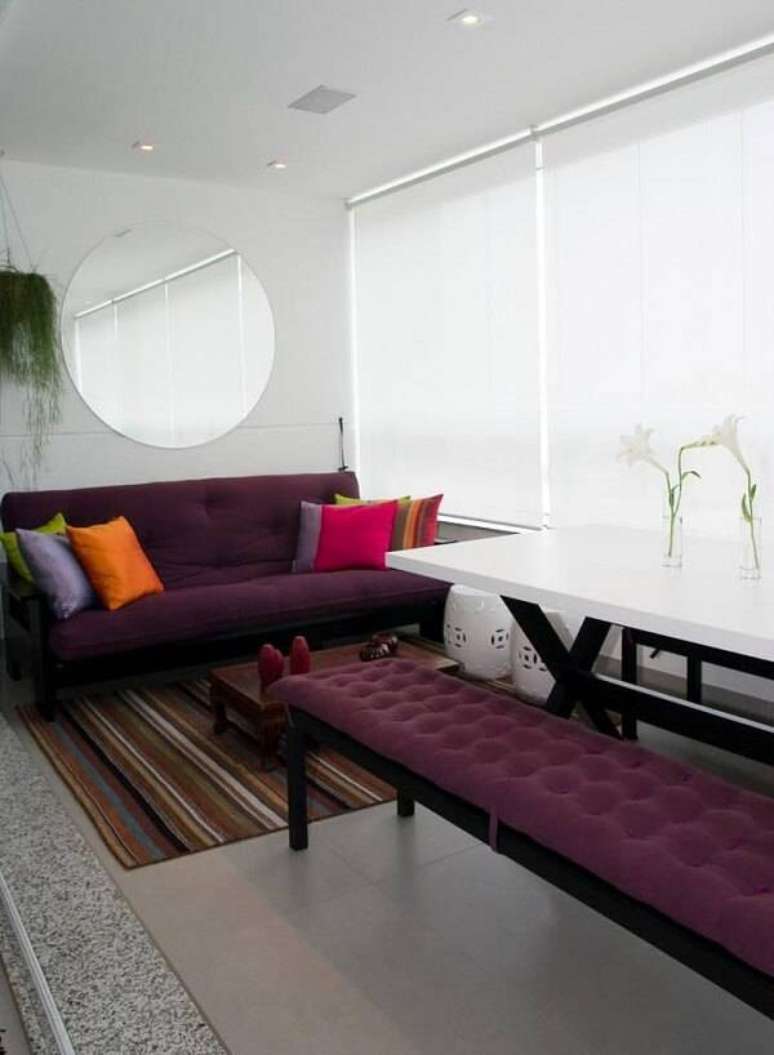 14. Cortina branca persiana e móveis roxos na varanda – Foto Arthur Decor