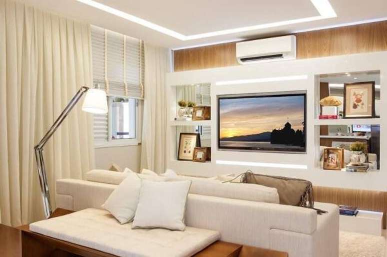 5. Sala de estar com cortina branca e móveis claros – Foto Sesso E Dalanezi Arquitetura e Design