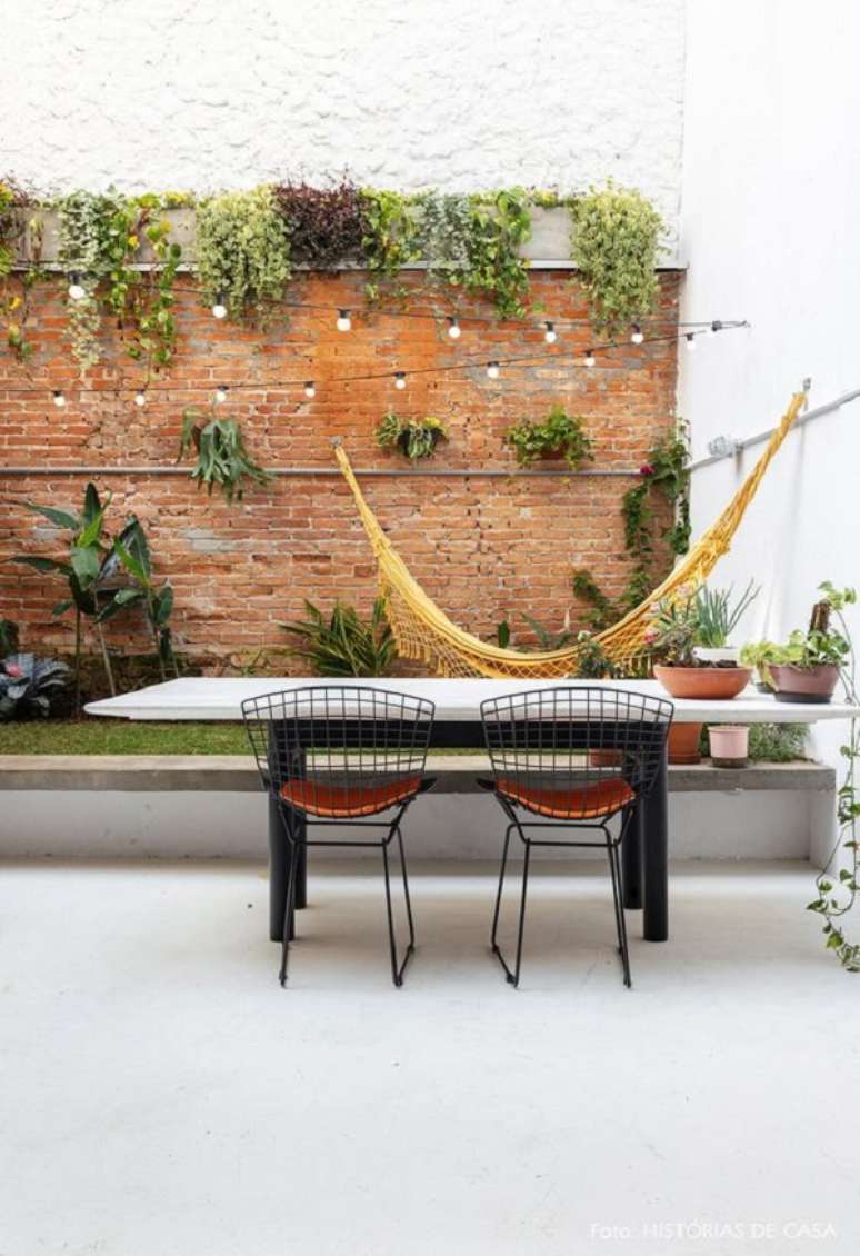 58. Mesa com lumin&aacute;ria de jardim moderna e rede amarela &ndash; Foto Hist&oacute;rias de Casa