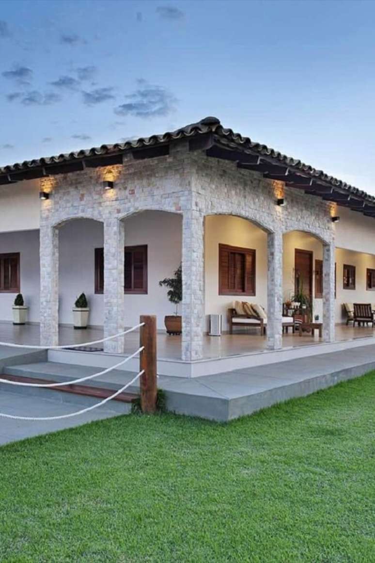 18. Casa da fazenda moderna com lumin&aacute;ria de jardim &ndash; Foto Casa e Decor