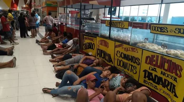 Em Recife, cerca de 200 pessoas ocuparam um supermercado 