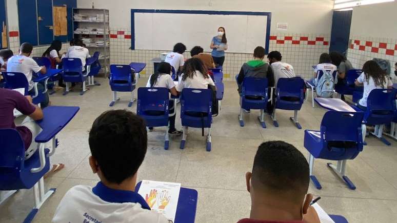 Claricy Alves (diante de sua turma de 2° ano do ensino médio) viu uma nova chama se acender em seu processo de ensino com a adoção de novas atividades