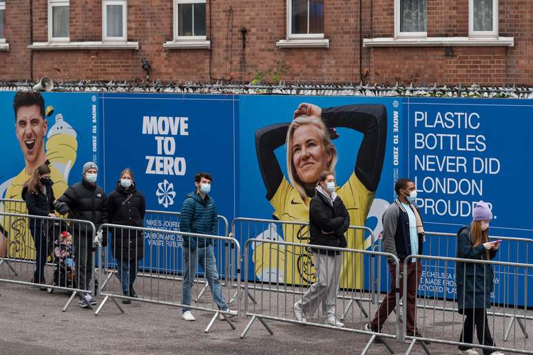 Pessoas aguardam na fila de vacinação no estádio do Chelsea,  em Londres