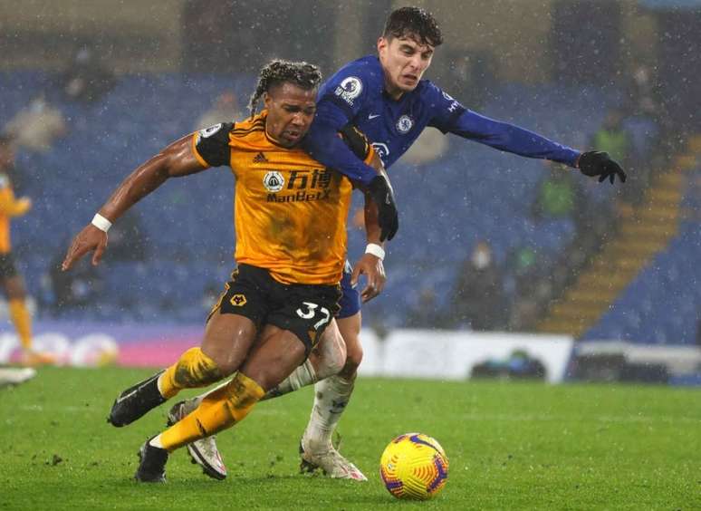 Wolves e Chelsea enfrentam-se pela Premier League (Foto: RICHARD HEATHCOTE / POOL / AFP)