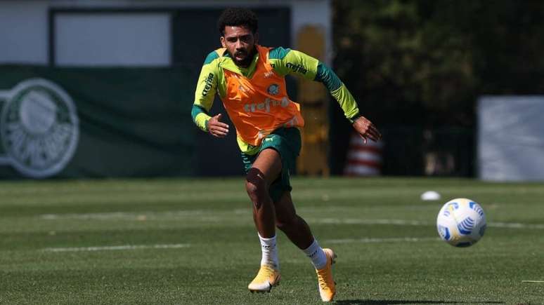 Matheus Fernandes treinou normalmente com o restante do elenco do Palmeiras (Foto: Cesar Greco/Palmeiras)