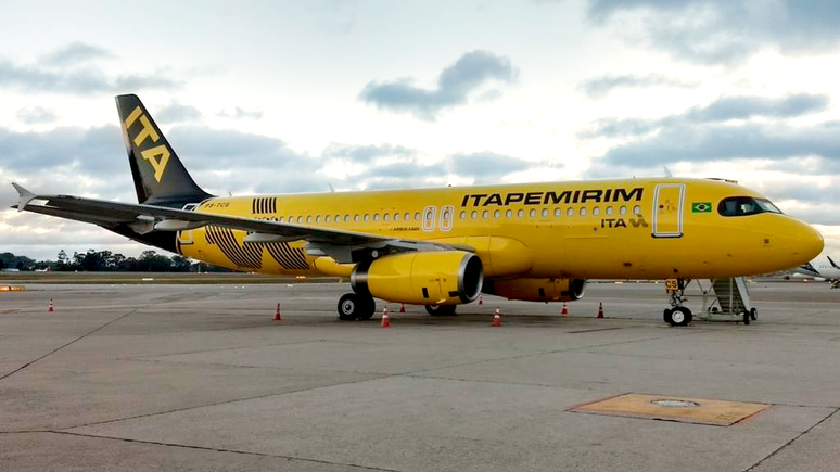 Linha aérea da Itapemirim suspende operação com passageiros dentro de avião