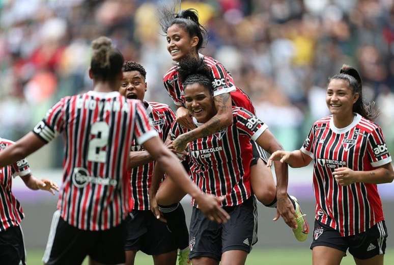 O São Paulo venceu o Santos por 3 a 2 e ficou com a taça (Gabriela Montesano / saopaulofc.net)