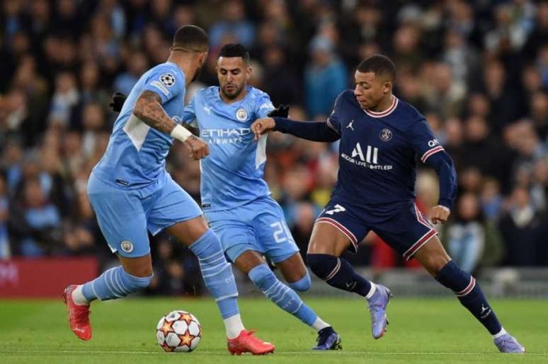 Mbappé é alvo de desejo do Real Madrid e permanência do PSG é difícil (Foto: OLI SCARFF / AFP)